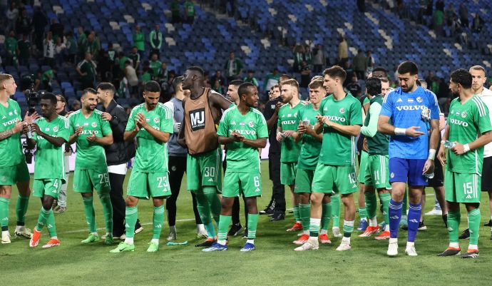 שחקני מכבי חיפה חוגגים