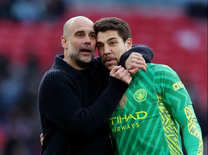 פפ גווארדיולה מחבק את שוער מנצ'סטר סיטי סטפן אורטגה