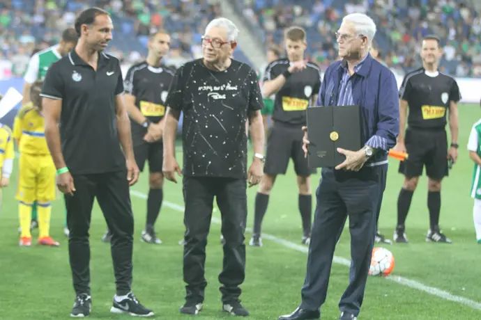 שוער מכבי חיפה בעבר חיים לוין עם בעלי מכבי חיפה יעקב שחר ועם ניר דוידוביץ'