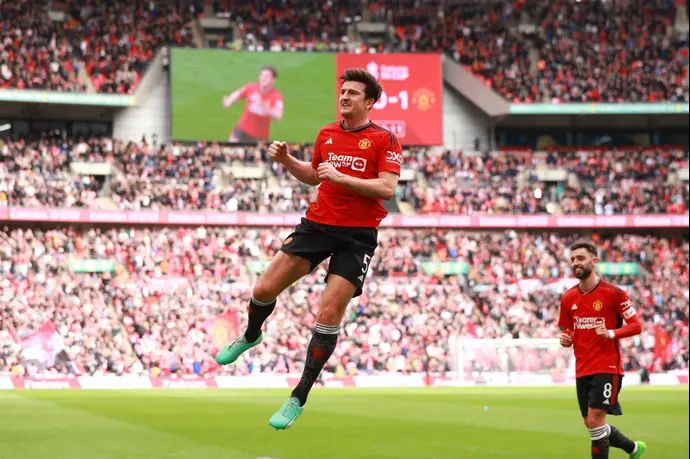 הארי מגווייר שחקן מנצ'סטר יונייטד חוגג שער