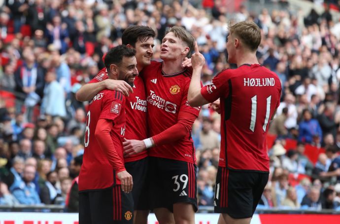 סקוט מקטומיניי, הארי מגווייר, ברונו פרננדש שחקני מנצ'סטר יונייטד חוגגים