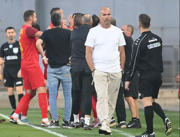 אלי לוי מאמן מ.ס. אשדוד וברקע שחקניו חוגגים