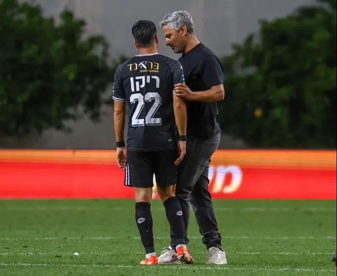 מאמן בית"ר ירושלים ברק יצחקי עם אבי ריקן שחקן הפועל פתח תקוה