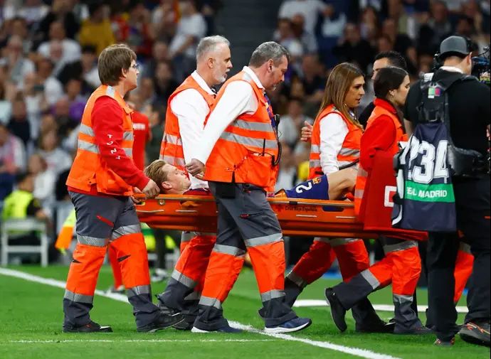 פרנקי דה יונג שחקן ברצלונה מפונה על אלונקה