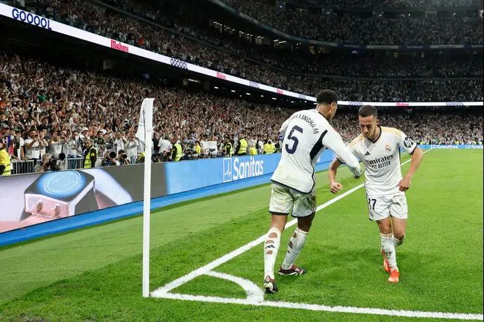 לוקאס ואסקס עם ג'וד בלינגהאם שחקני ריאל מדריד חוגגים