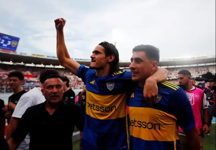 אדינסון קבאני חוגג עם אוהדי בוקה ג'וניורס