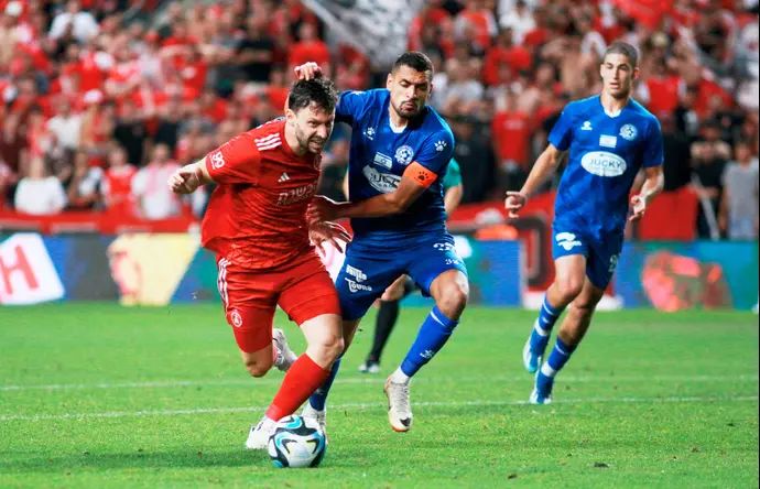 שחקן הפועל תל אביב עומרי אלטמן, מול שחקן מכבי פתח תקוה, מוחמד הינדי