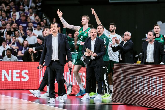 ארגין עתמאן עם שחקני פנאתינייקוס