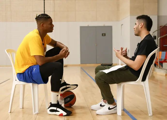 שחקן מכבי תל אביב חסיאל ריברו עם סאשה ורגס