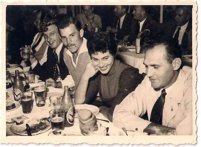 אלי פוקס (ראשון מימין) לאחר שהגיע למכבי חיפה בארוחה קבוצתית