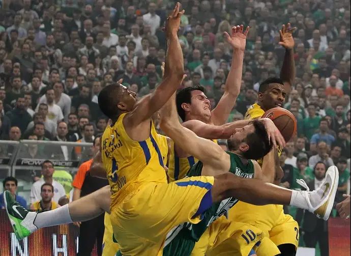 יאן וויוקאס שחקן פנאתינייקוס מול גיא פניני, קית' לנגפורד, ריצ'רד הנדריקס