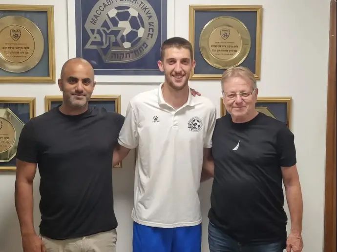 הסוכן מאיר ריפמן, עידו כהן שחקן מכבי פתח תקוה והמנכ"ל אופיר לוזון