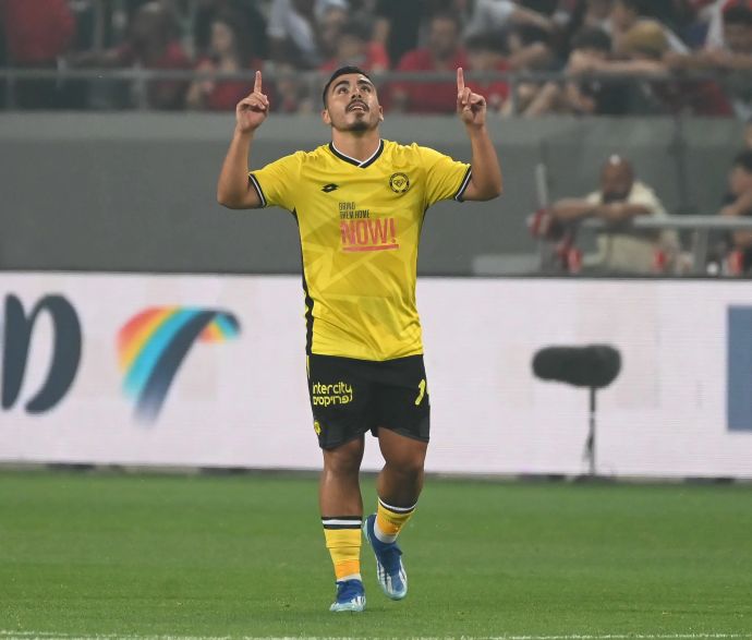 איתן אזולאי שחקן מכבי נתניה חוגג שער