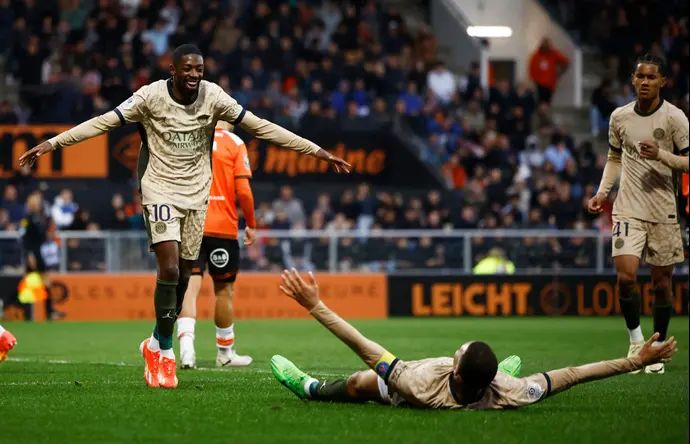 עוסמאן דמבלה שחקן פריז סן ז'רמן רץ לחגוג עם קיליאן אמבפה על הדשא