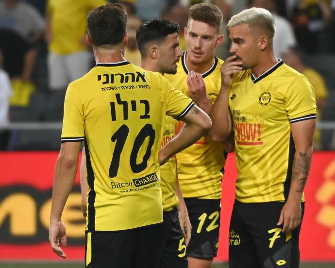 מקסים פלקושצ'נקו, לירן רוטמן שחקני מכבי נתניה בוויכוח על פנדל