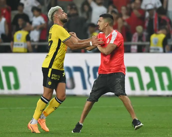 איתמר שבירו שחקן מכבי נתניה בעימות עם אוהד הפועל באר שבע