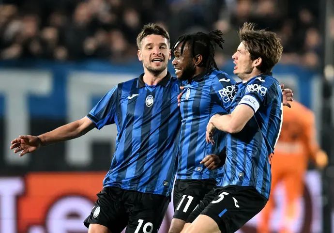 שחקני אטאלנטה חוגגים עם אדמולה לוקמן