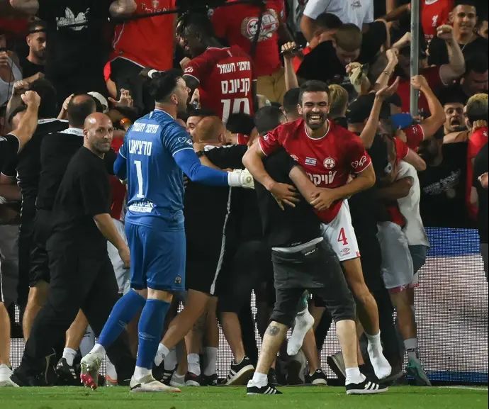 מיגל ויטור, אופיר מרציאנו שחקני הפועל באר שבע חוגגים עלייה לגמר הגביע