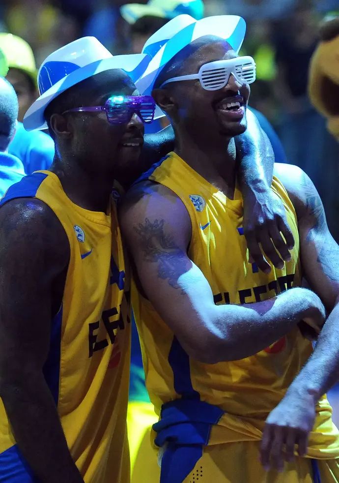 שחקני מכבי תל אביב ריקי היקמן, טייריס רייס חוגגים