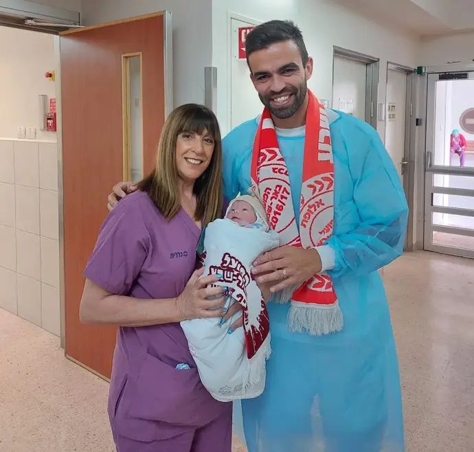 שחקן הפועל באר שבע מיגל ויטור אחרי לידת בנו החמישי