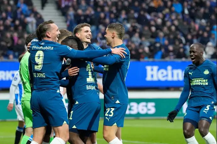 שחקני פ.ס.וו חוגגים