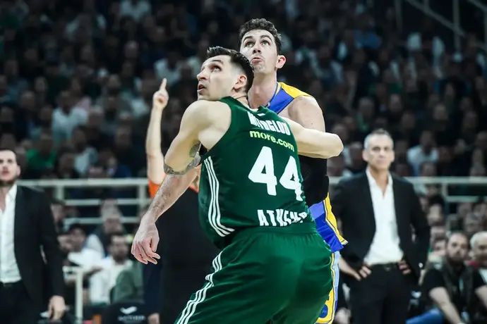 ג'ייק כהן מכבי תל אביב לצד קונסטנטינוס מיטוגלו פנאתינייקוס