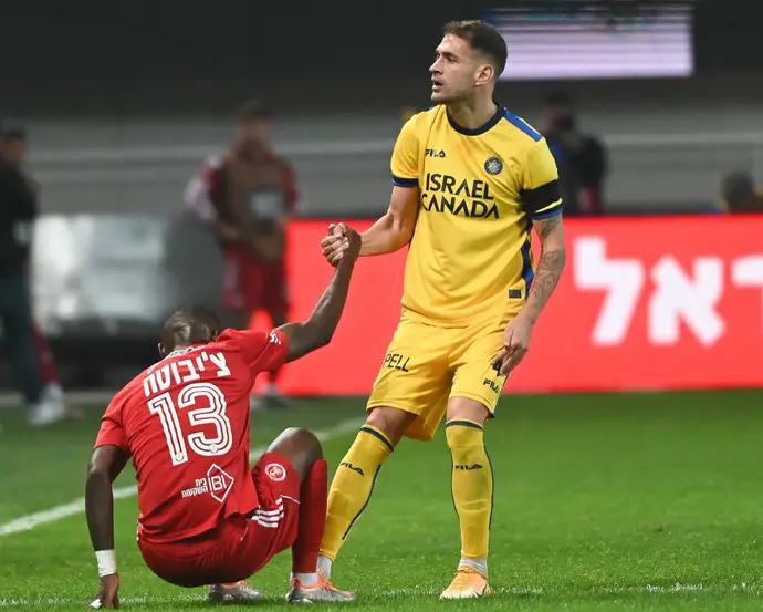 שחקן מכבי תל אביב אנריק סבוריט מול שחקן הפועל תל אביב מאוויס צ'יבוטה