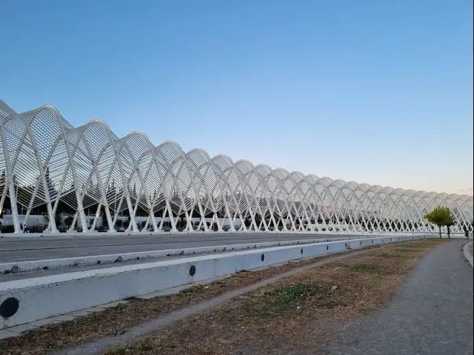 דרך הקשתות לאולם אואקה