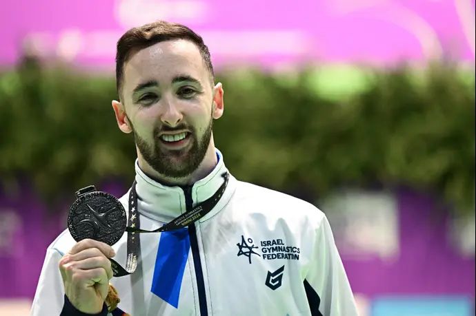 המתעמל הישראלי ארטיום דולגופיאט עם מדליית הכסף באליפות אירופה