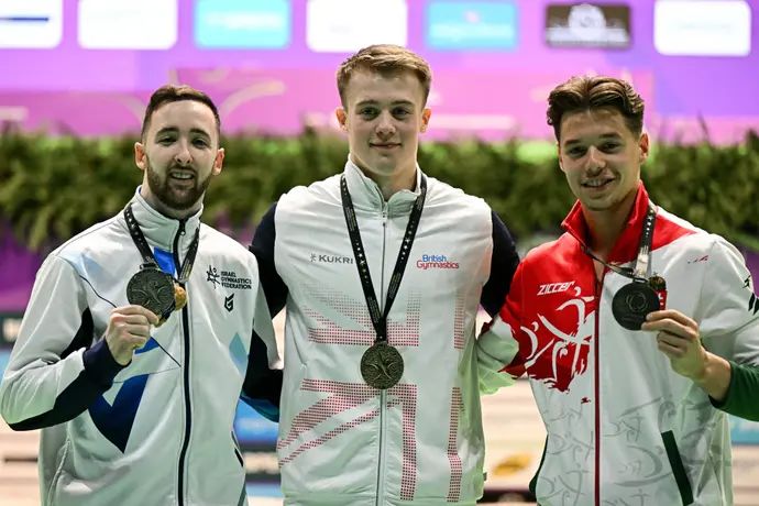 פודיום תרגיל הקרקע באליפות אירופה בהתעמלות עם ארטיום דולגופיאט, מדליסט הכסף