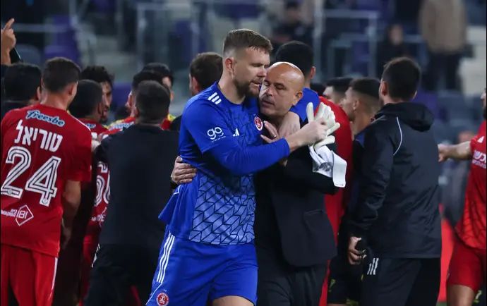 שוער הפועל תל אביב אמיליוס זובאס עם מאמן בית"ר ירושלים יוסי אבוקסיס