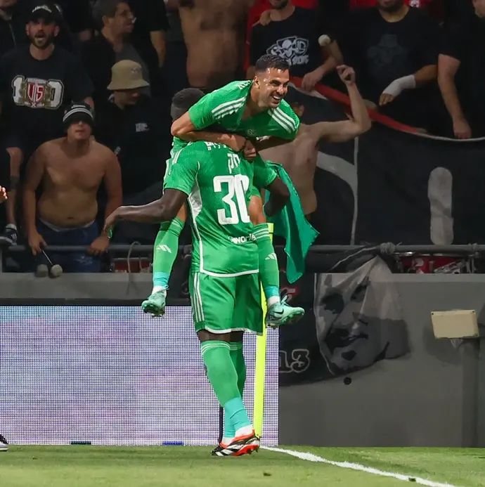 דין דוד שחקן מכבי חיפה חוגג שער עם עבדולאי סק