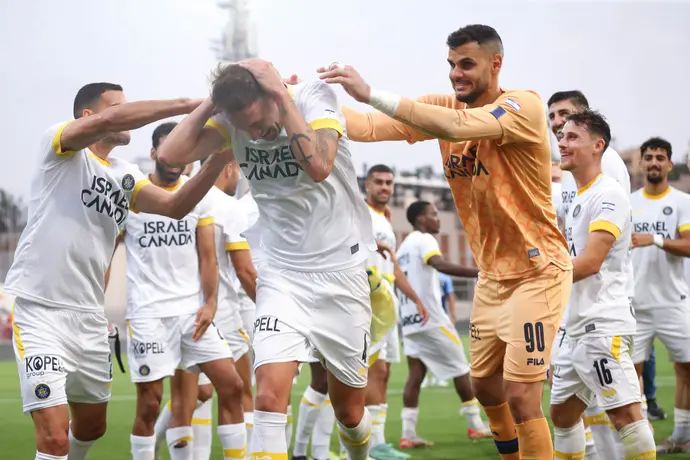 שחקני מכבי תל אביב חוגגים עם אנריק סבוריט, שחוגג יום הולדת