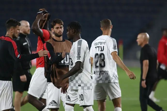 שחקני הפועל חדרה מנחמים את גודסוויי דוניו