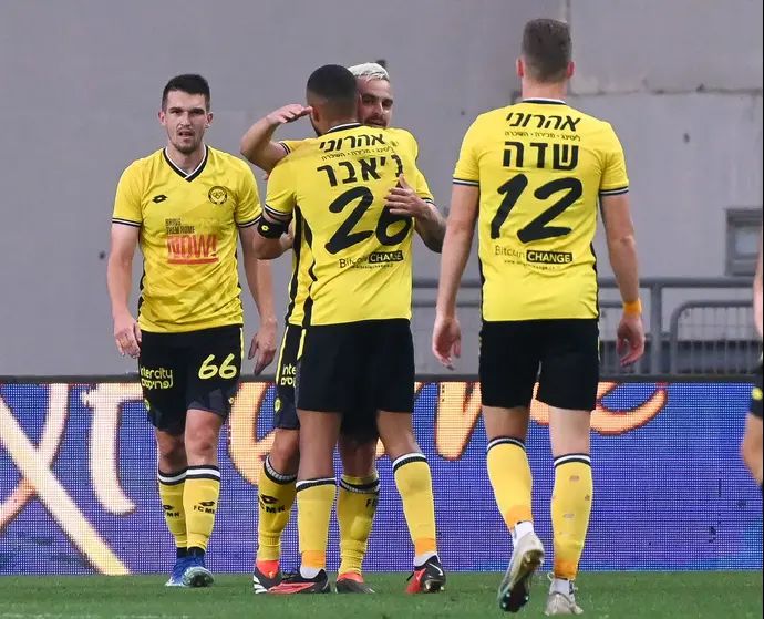 שחקני מכבי נתניה חוגגים