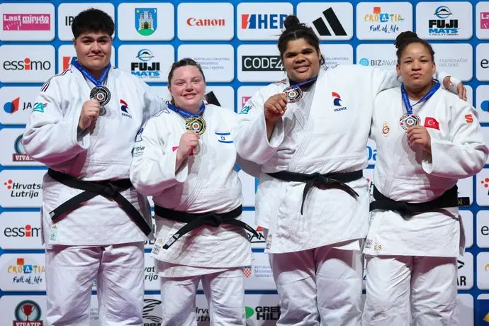 רז הרשקו (שנייה משמאל) עם מדליית זהב, אליפות אירופה בג'ודו