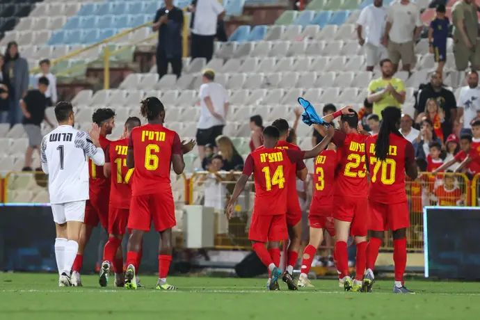 שחקני מ.ס. אשדוד חוגגים