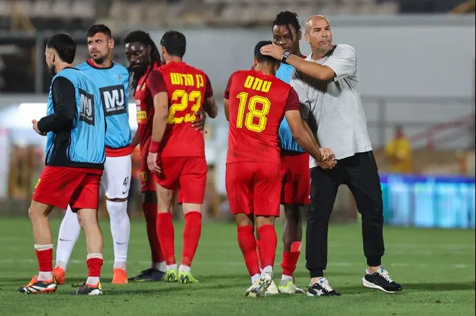 אלי לוי מאמן מ.ס. אשדוד חוגג עם שחקניו