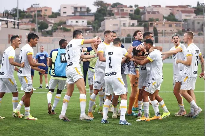 שחקני מכבי תל אביב חוגגים אחרי הניצחון על בני ריינה