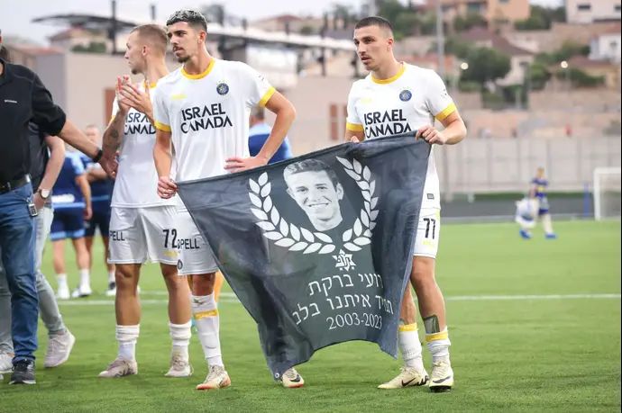 שחקני מכבי תל אביב, אושר דוידה, דור תורג'מן, עם דגל לזכרו של סמ