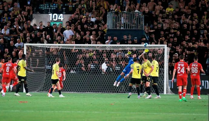 שוער בית"ר ירושלים, מיגל סילבה, עוצר בעיטה של סתיו טוריאל