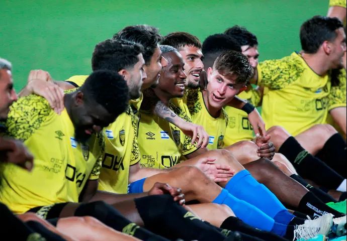 שחקני בית"ר ירושלים חוגגים