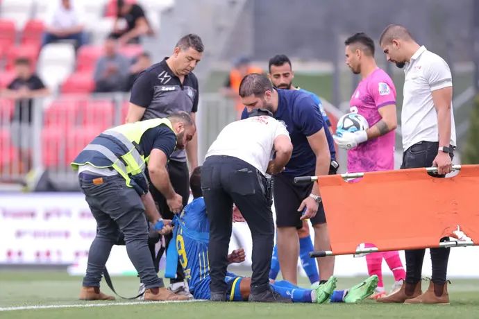 שחקן בני ריינה נאעל חוטבא מטופל על כר הדשא