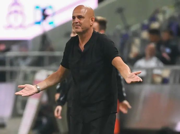 מאמן הפועל תל אביב יוסי אבוקסיס