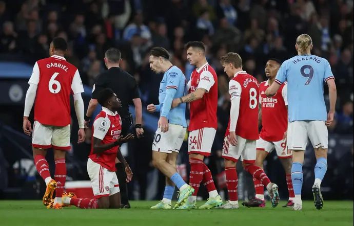 תומאס פארטיי שחקן ארסנל על הדשא, ג'ק גריליש שחקן מנצ'סטר סיטי גוער בו