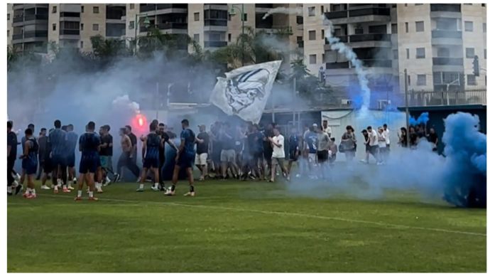 אוהדי מכבי פתח תקוה באימון לפני חצי גמר הגביע