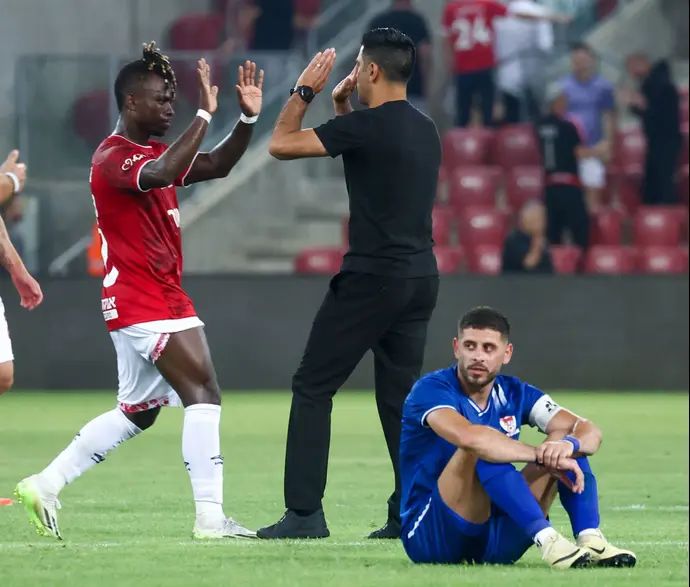 אליניב ברדה מאמן הפועל באר שבע לצד דיינר קיניונס