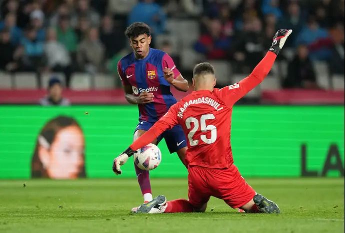 לאמין ימאל ברצלונה מול שוער ולנסיה גיורגי ממרדשווילי