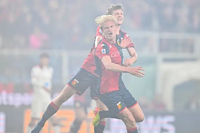 מורטן תורסבי שחקן גנואה חוגג שער, מאחוריו מורטן פרנדרופ