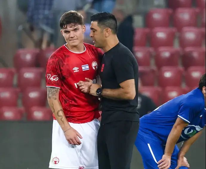 אליניב ברדה מאמן הפועל באר שבע לצד יוני סטויאנוב